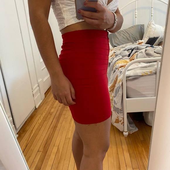 Super flattering mini red skirt - Picture 3 of 4